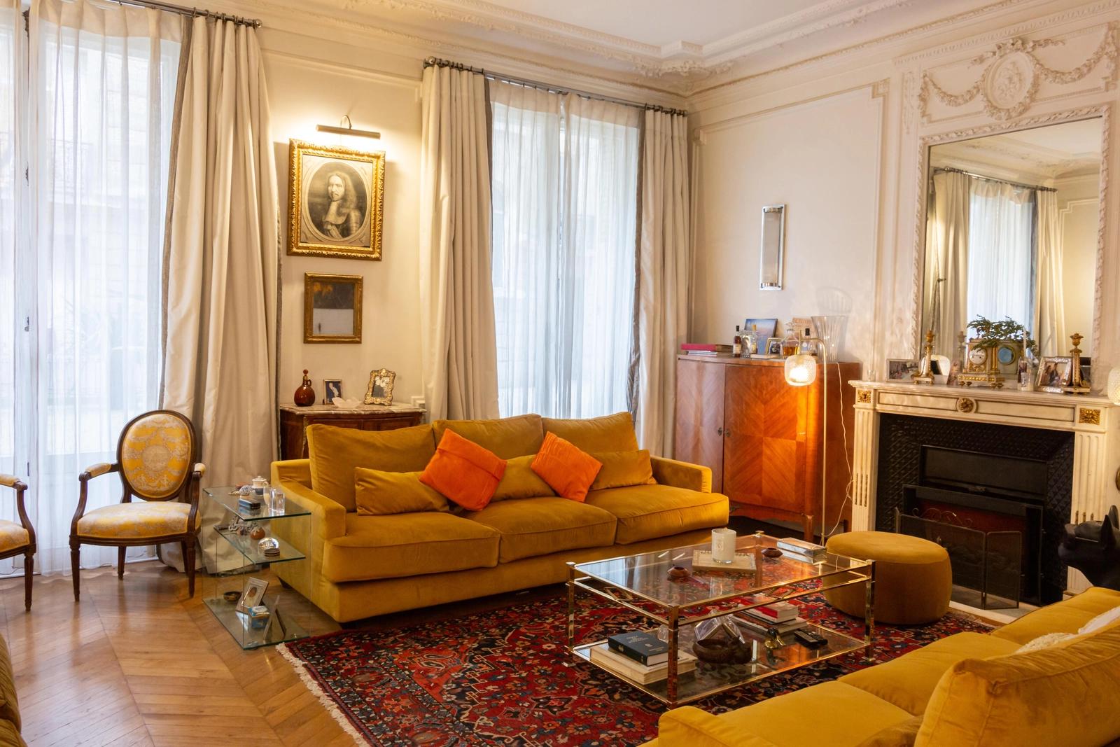 Living room in Large atypical Haussmann apartment - 0