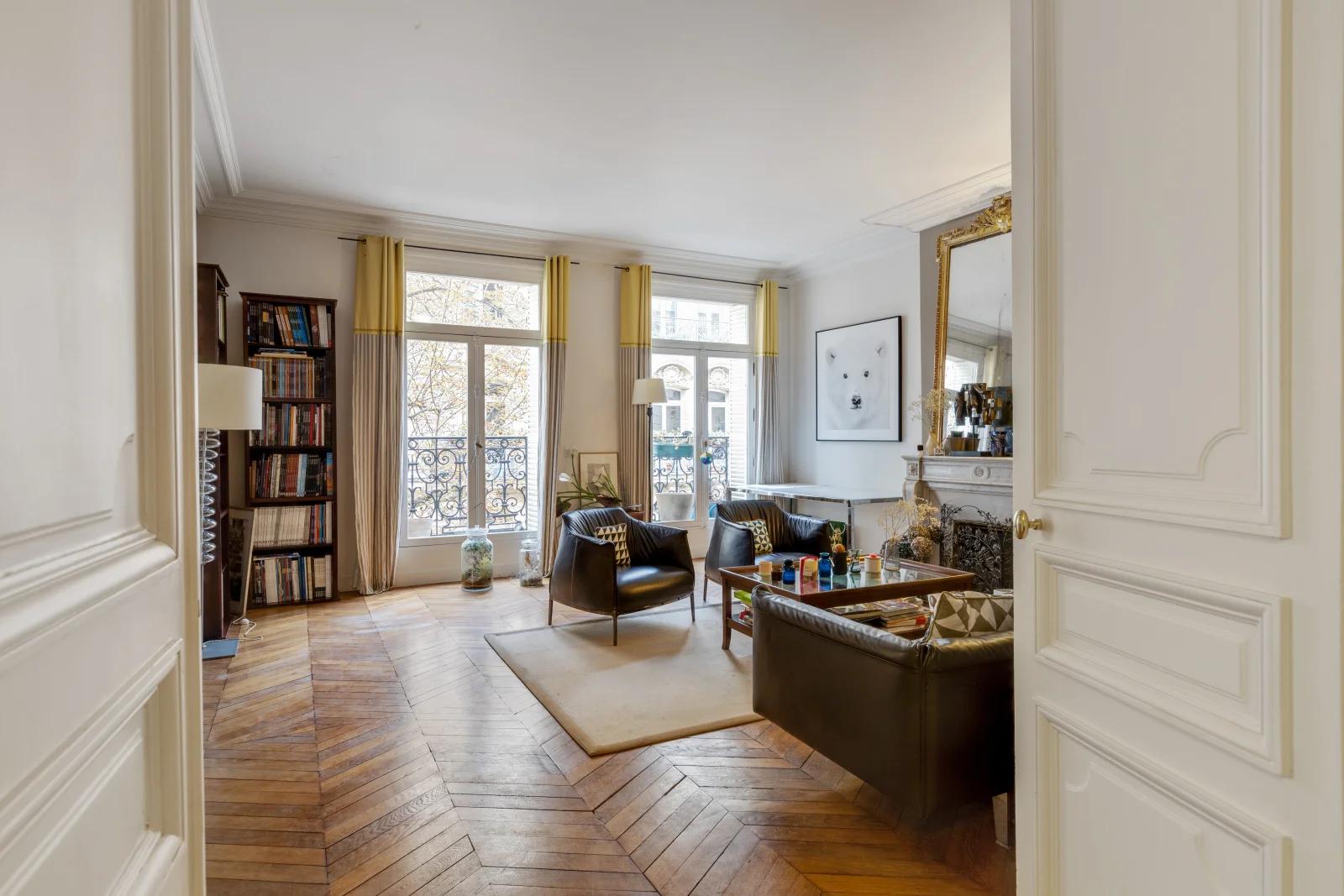 Living room in Superb Haussmann in the heart of the 7th arrondissement - 1