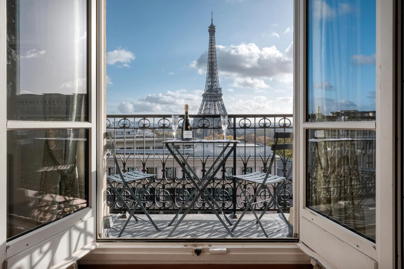 Salon dans Tour Eiffel : Luxueux appartement  - 1