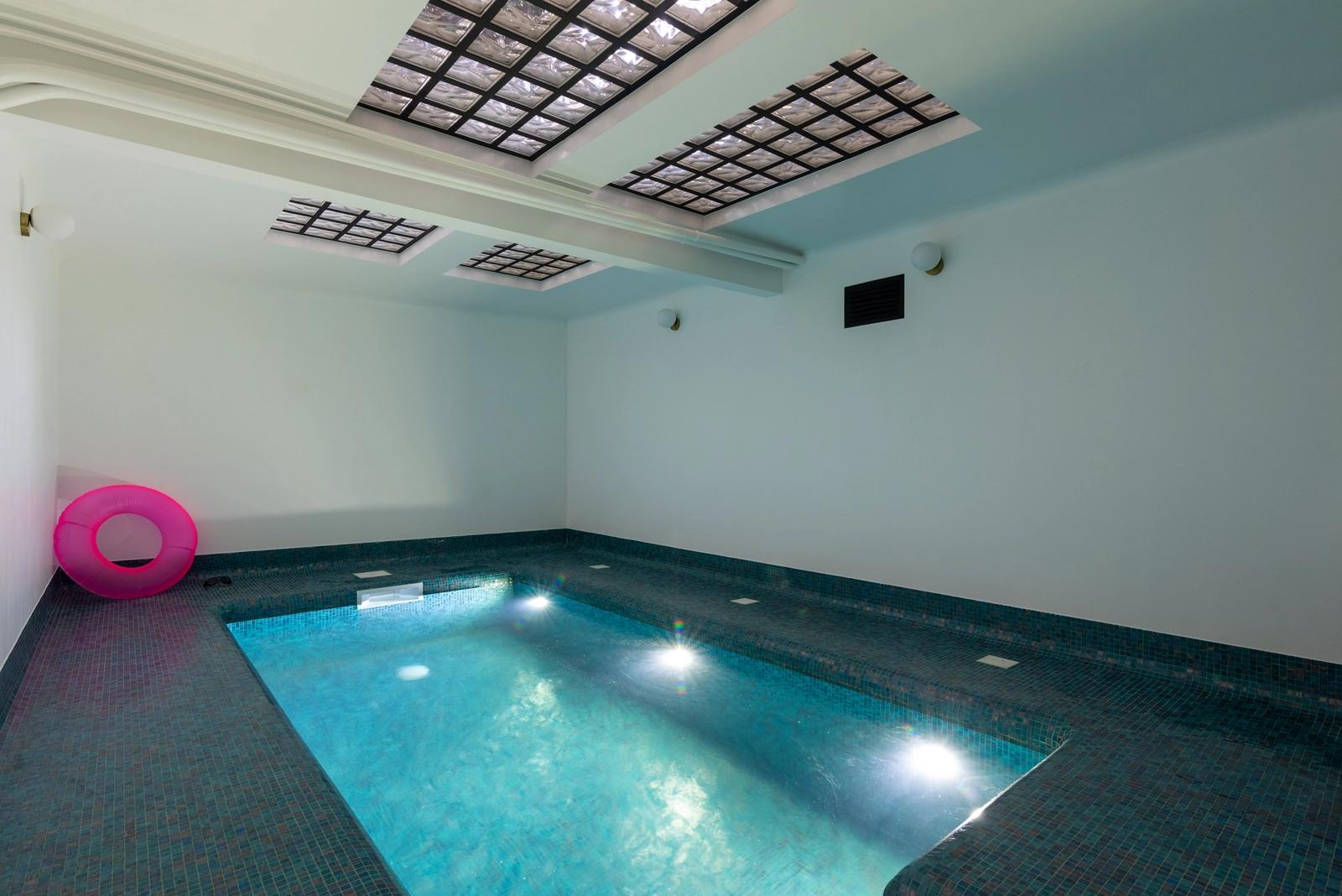 Sala dentro Loft Art Déco souplex con piscina cubierta - 1