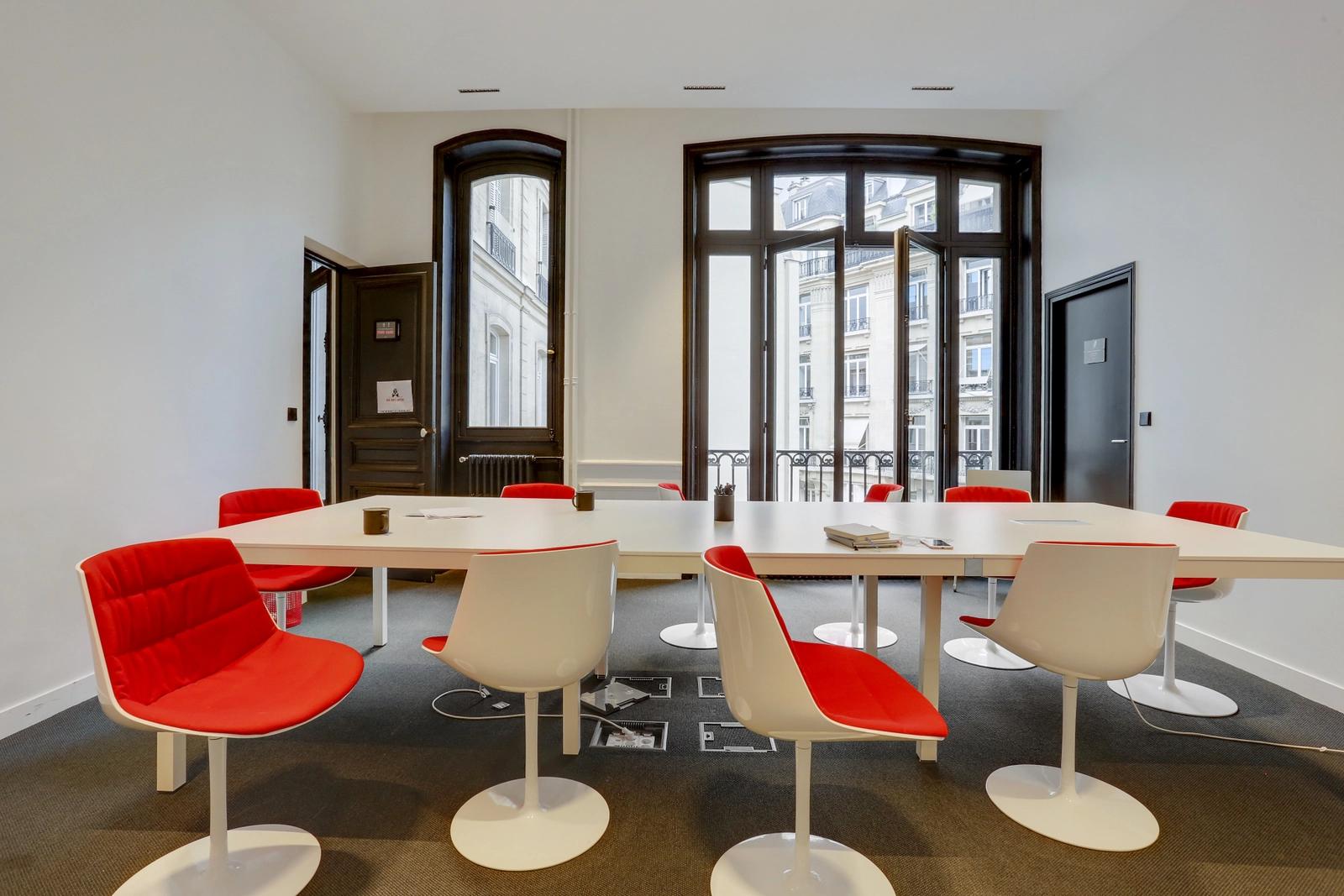 Comedor dentro Amplias y modernas oficinas de estilo Haussmann - 1
