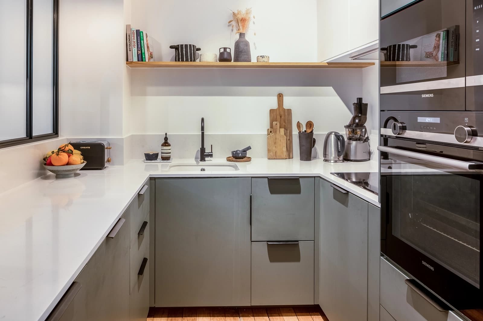Kitchen dentro Elegante piso minimalista hausmaniano - 1