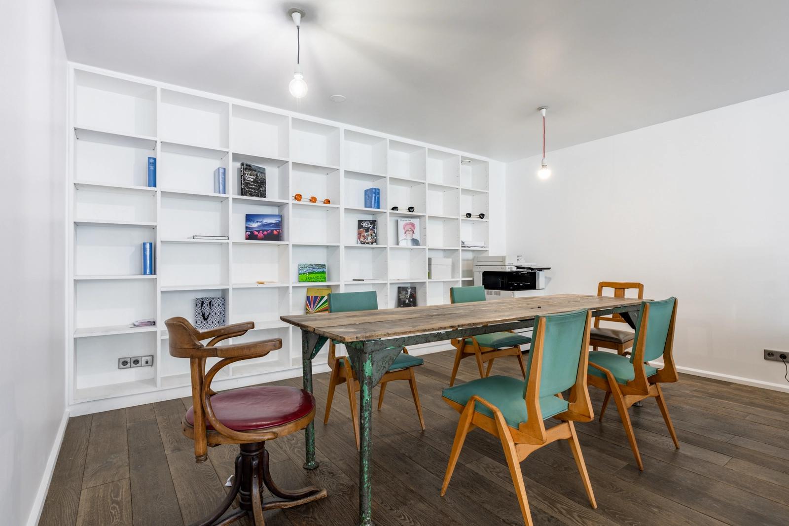Meeting room in Large, streamlined duplex in the heart of the 11th arrondissement - 1