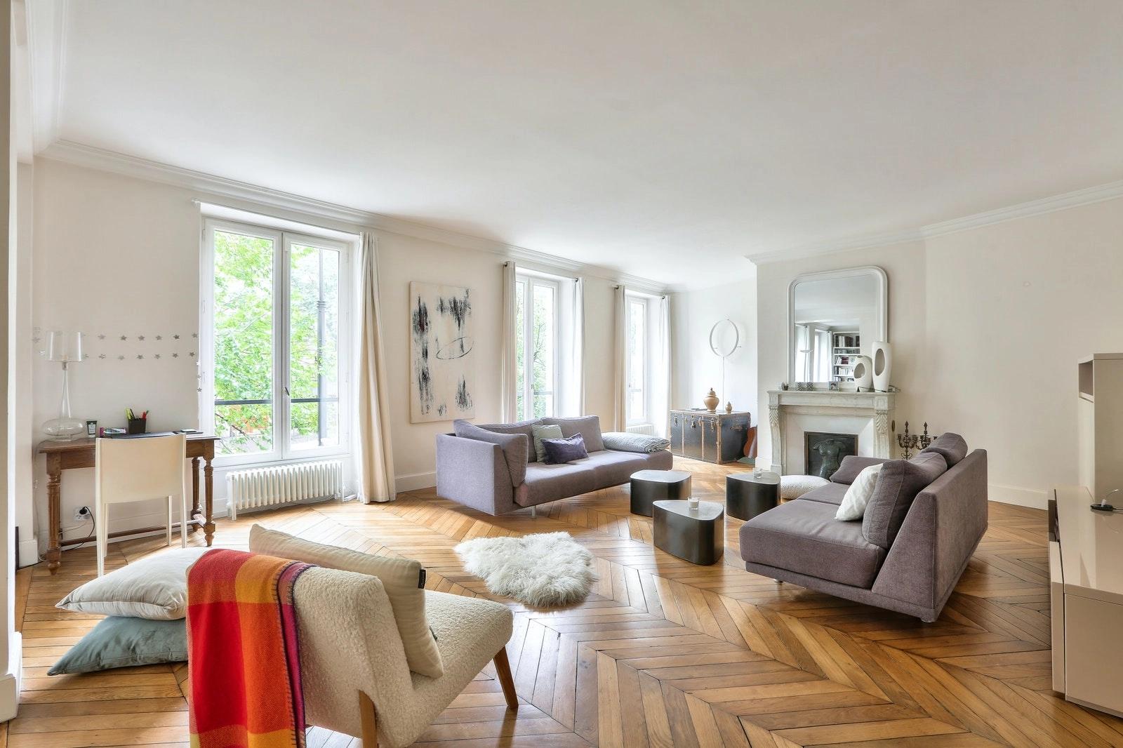 Sala dentro Preciosa, luminosa y cálida casa contemporánea de estilo Haussmann - 4