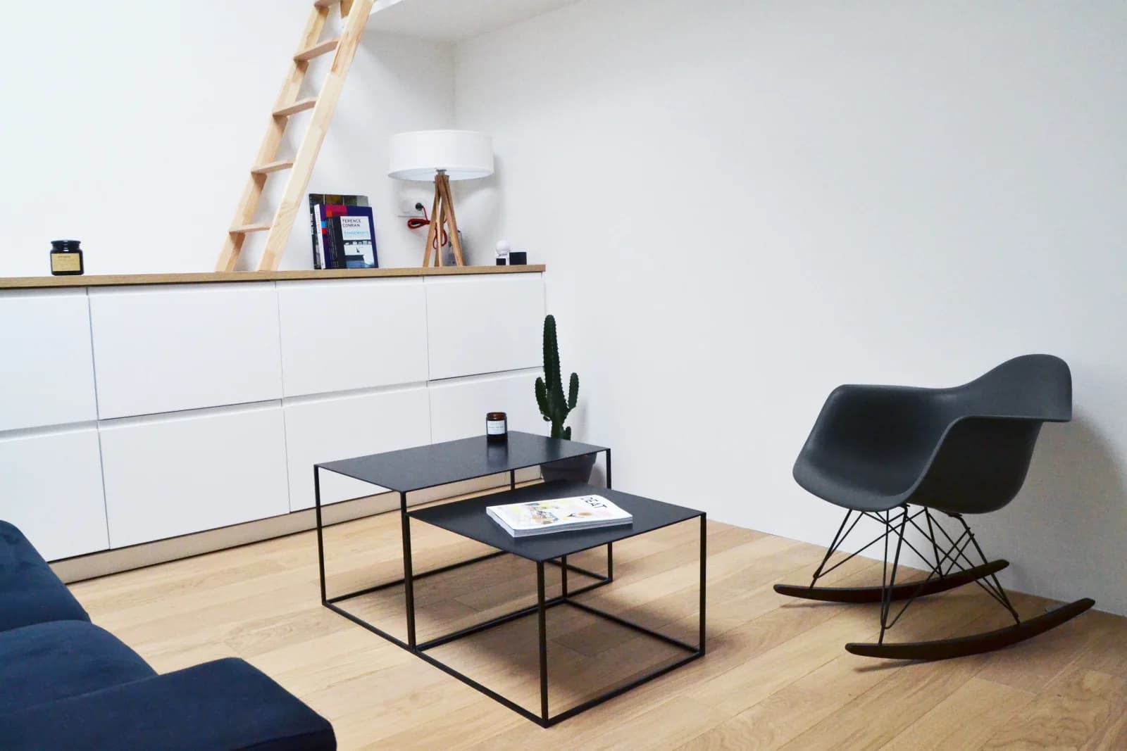 Sala dentro Piso minimalista con pequeña terraza - 5