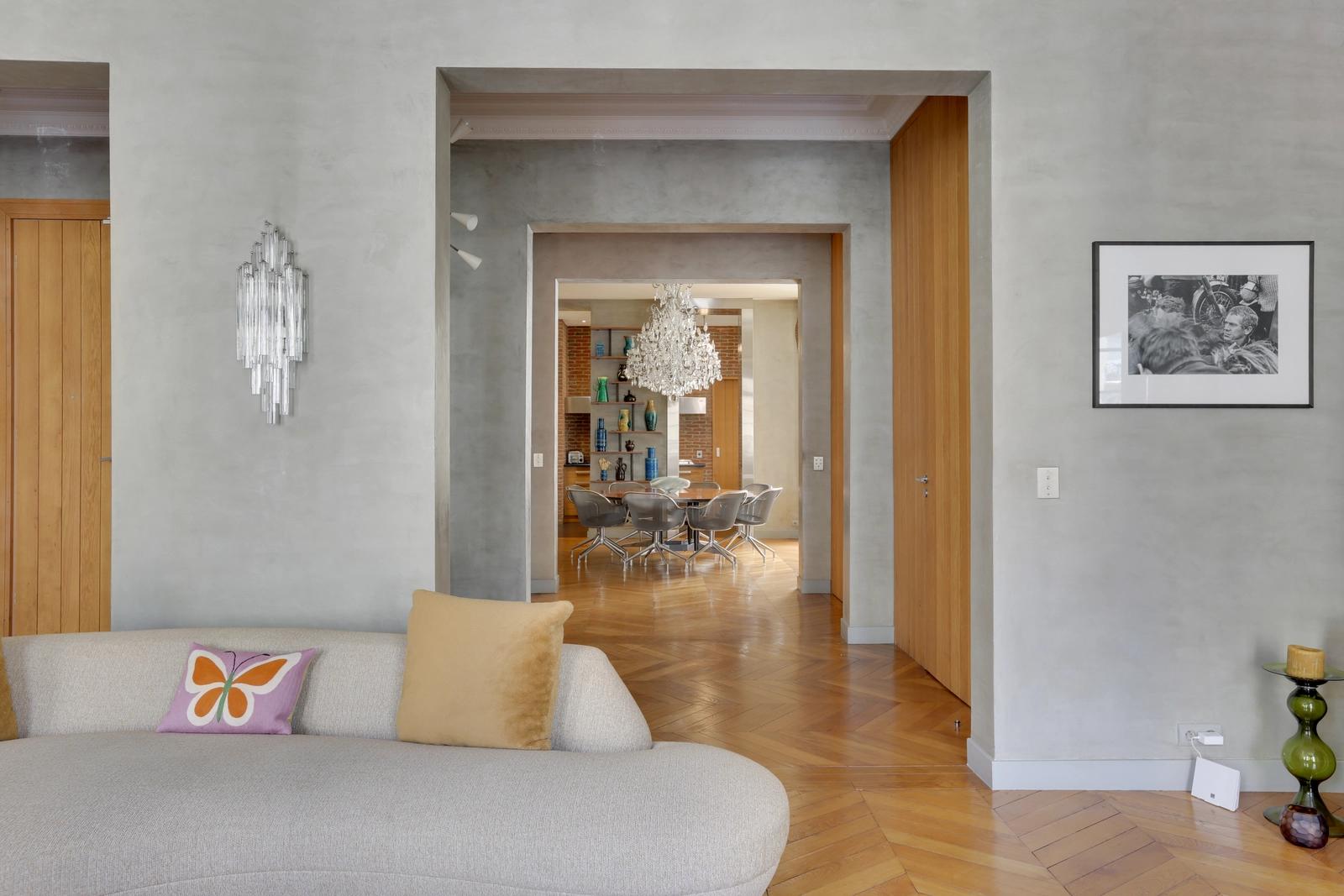 Living room in 210m² apartment - 4