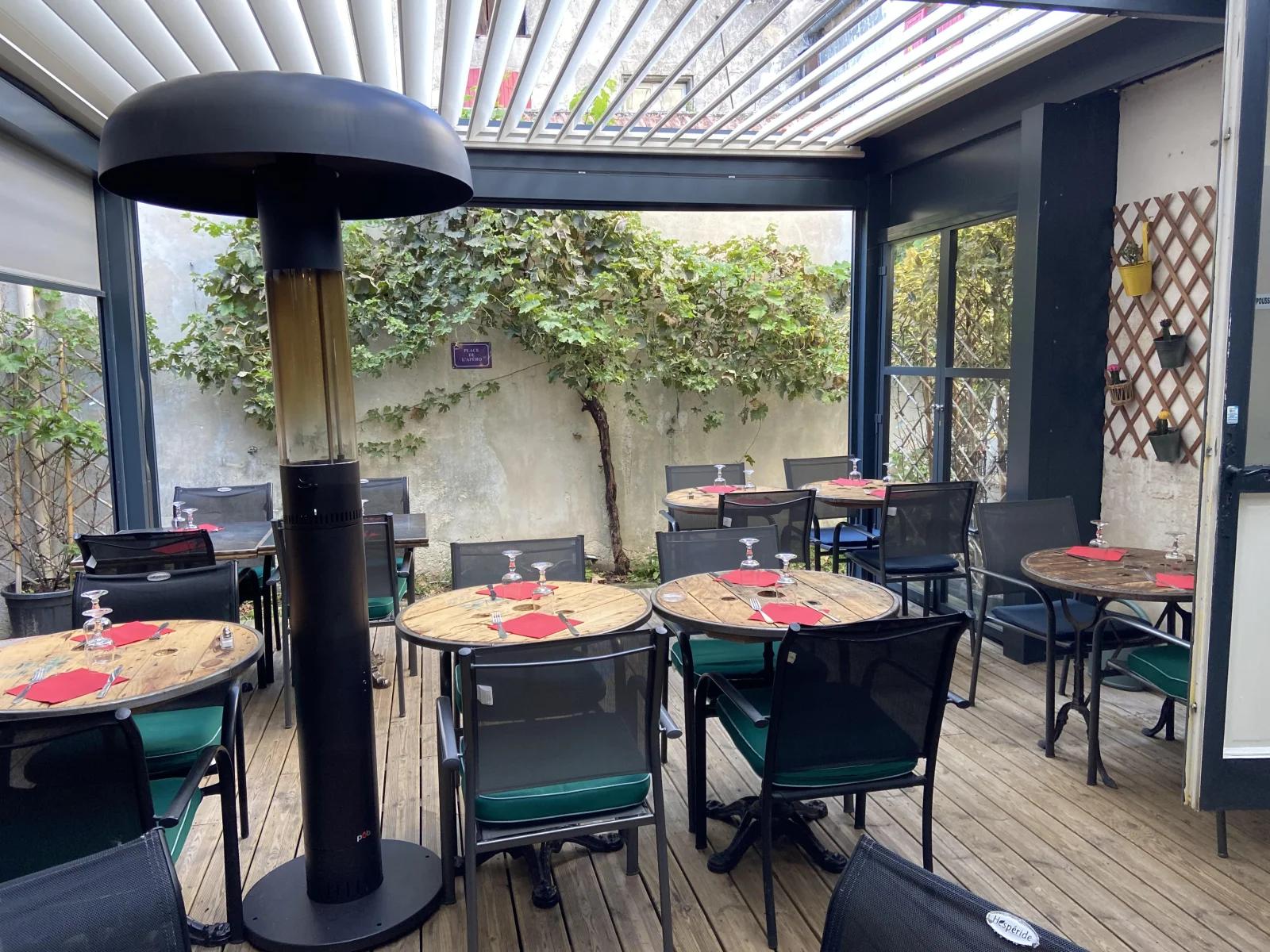 Comedor dentro Restaurante y bar de vinos con terraza - 1