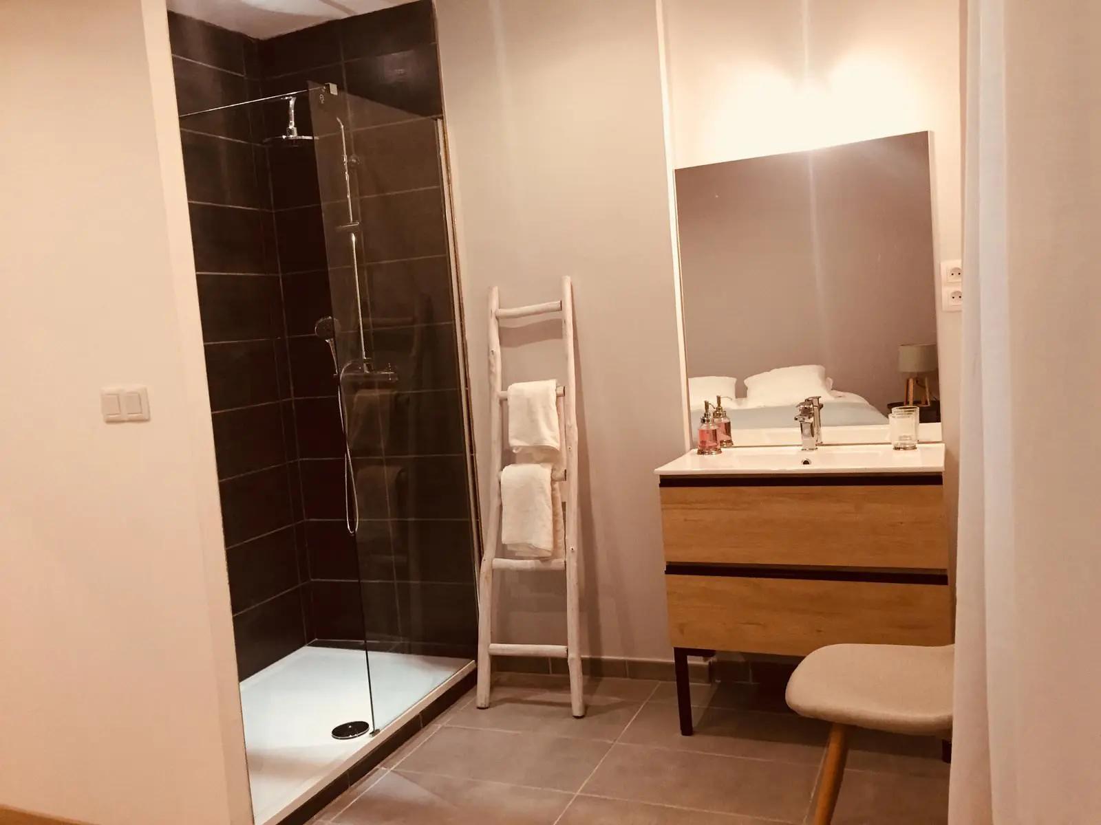 Bathroom in Warm, modern apartment in Béziers - 1