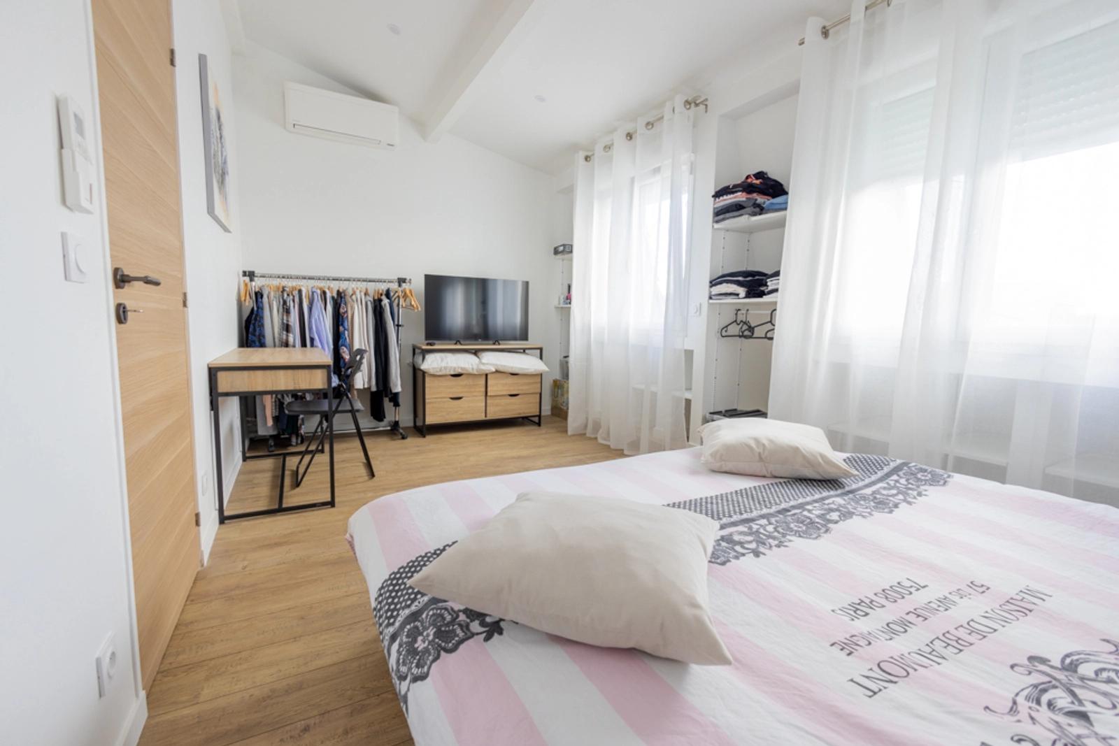 Bedroom in Bright duplex apartment with exterior - 4