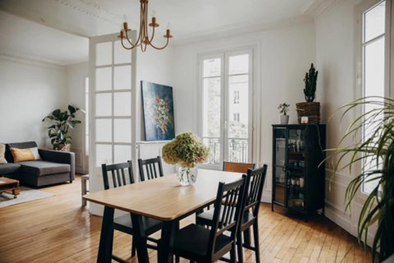 Comedor dentro Cálido y luminoso piso de estilo Haussmann - 0