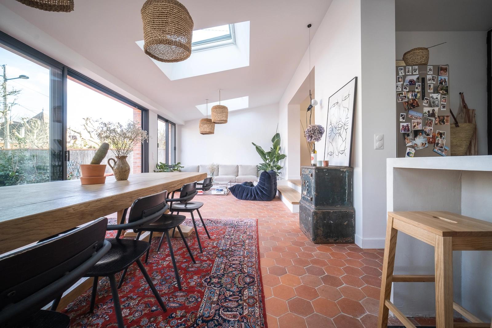 Comedor dentro Casa bohemia renovada diseñada por un arquitecto - 2