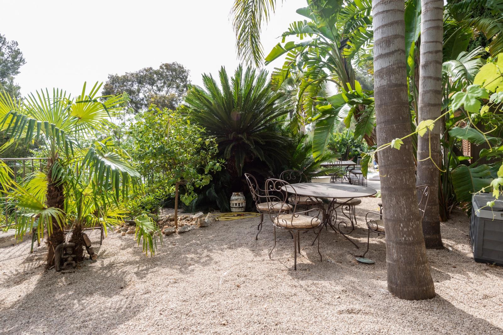Comedor dentro Villa toscana con vistas a la bahía de Eze - 5