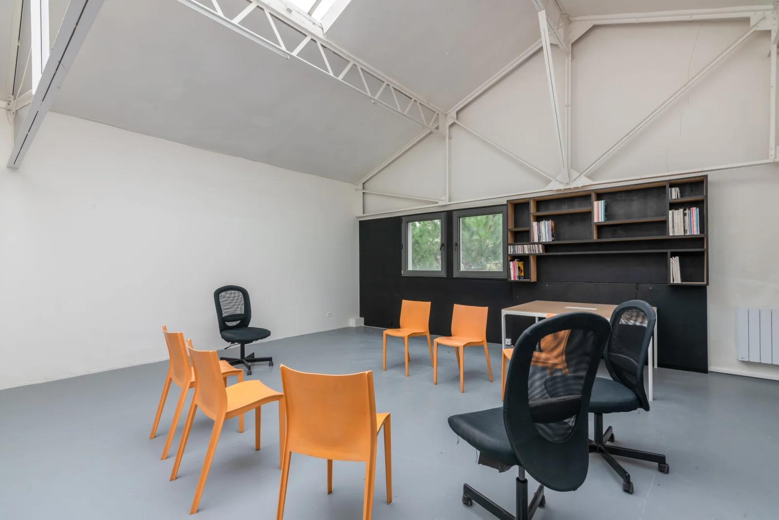 Meeting room in Bright space with glass roof in Montreuil - 4