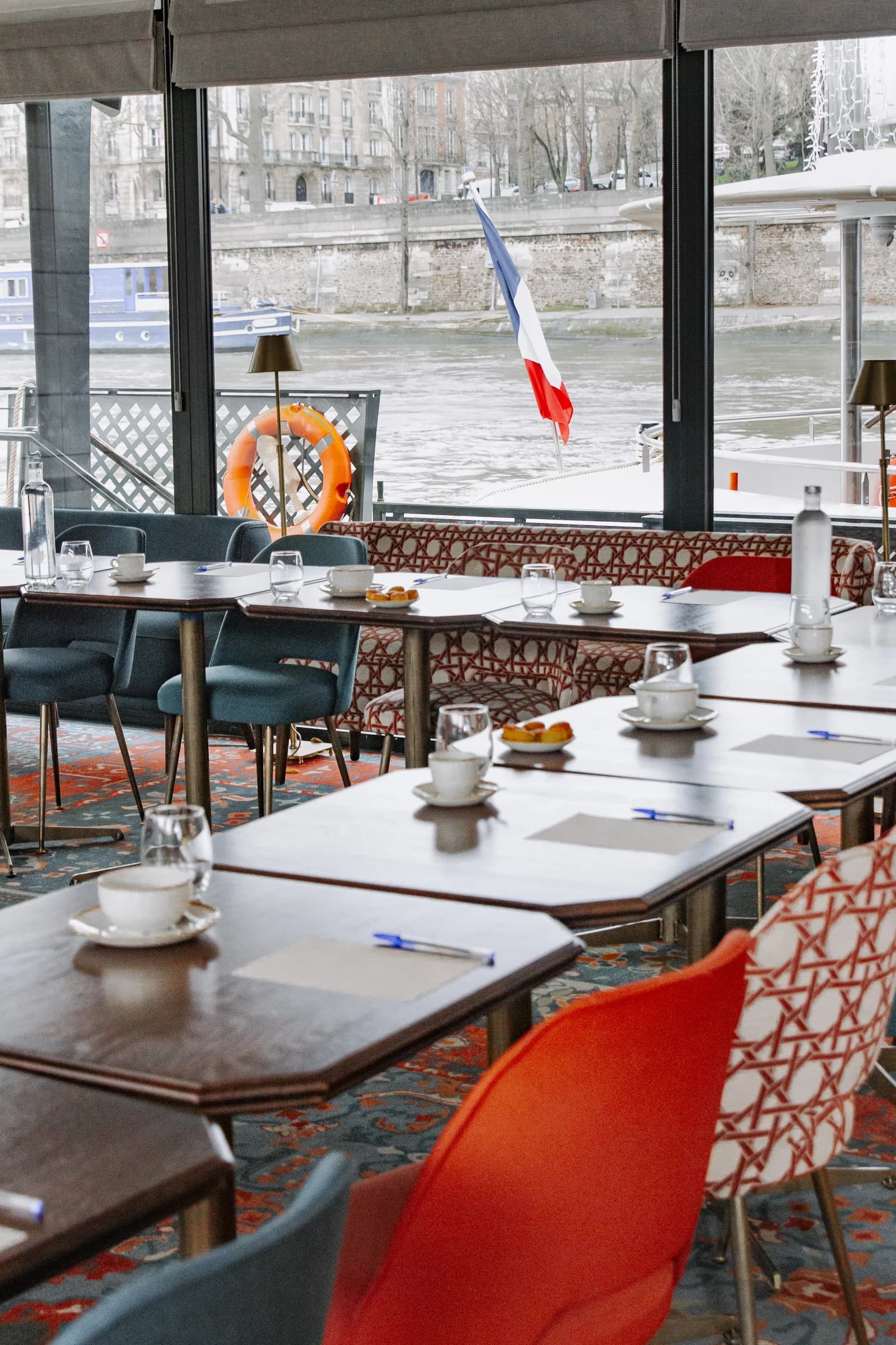 Espacio Restaurante sobre el agua, a los pies de la Torre Eiffel - 4