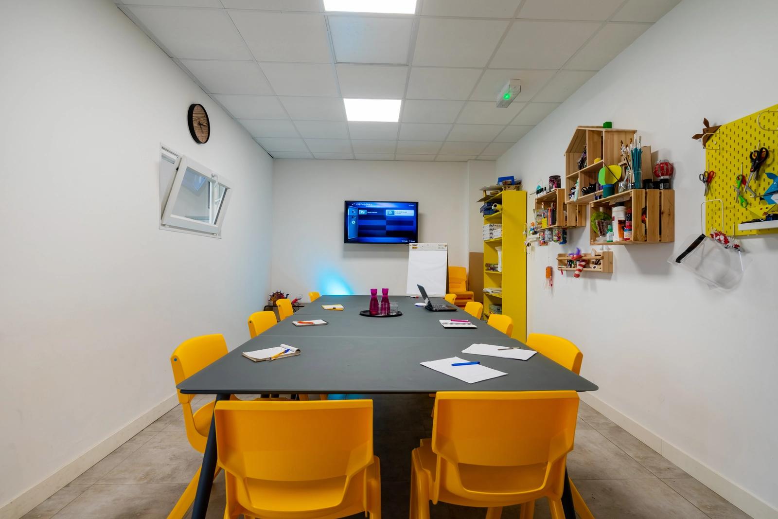 Comedor dentro Una sala colorida para sus reuniones - 0