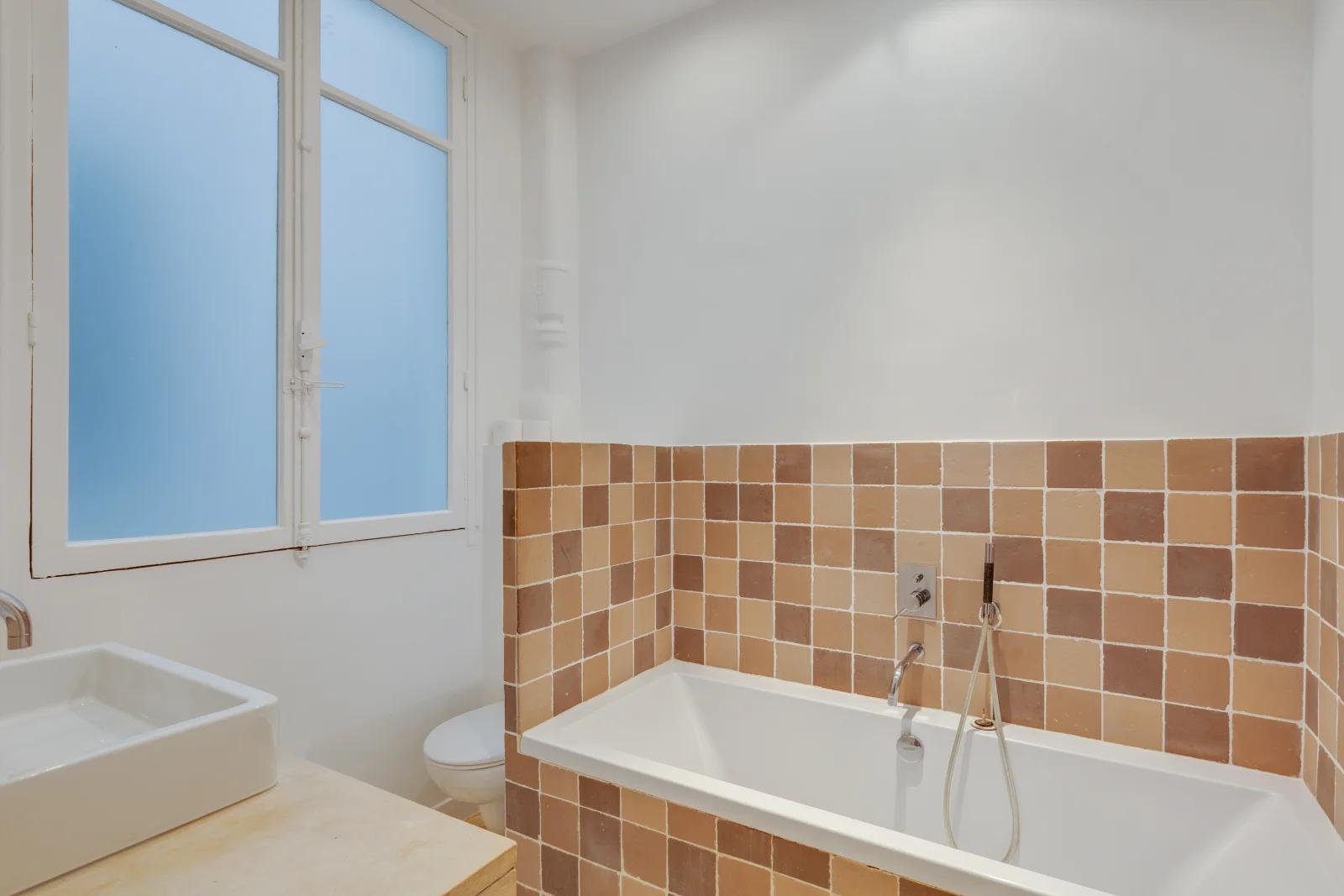 Bathroom in Superb Haussmann in the heart of the 7th arrondissement - 1