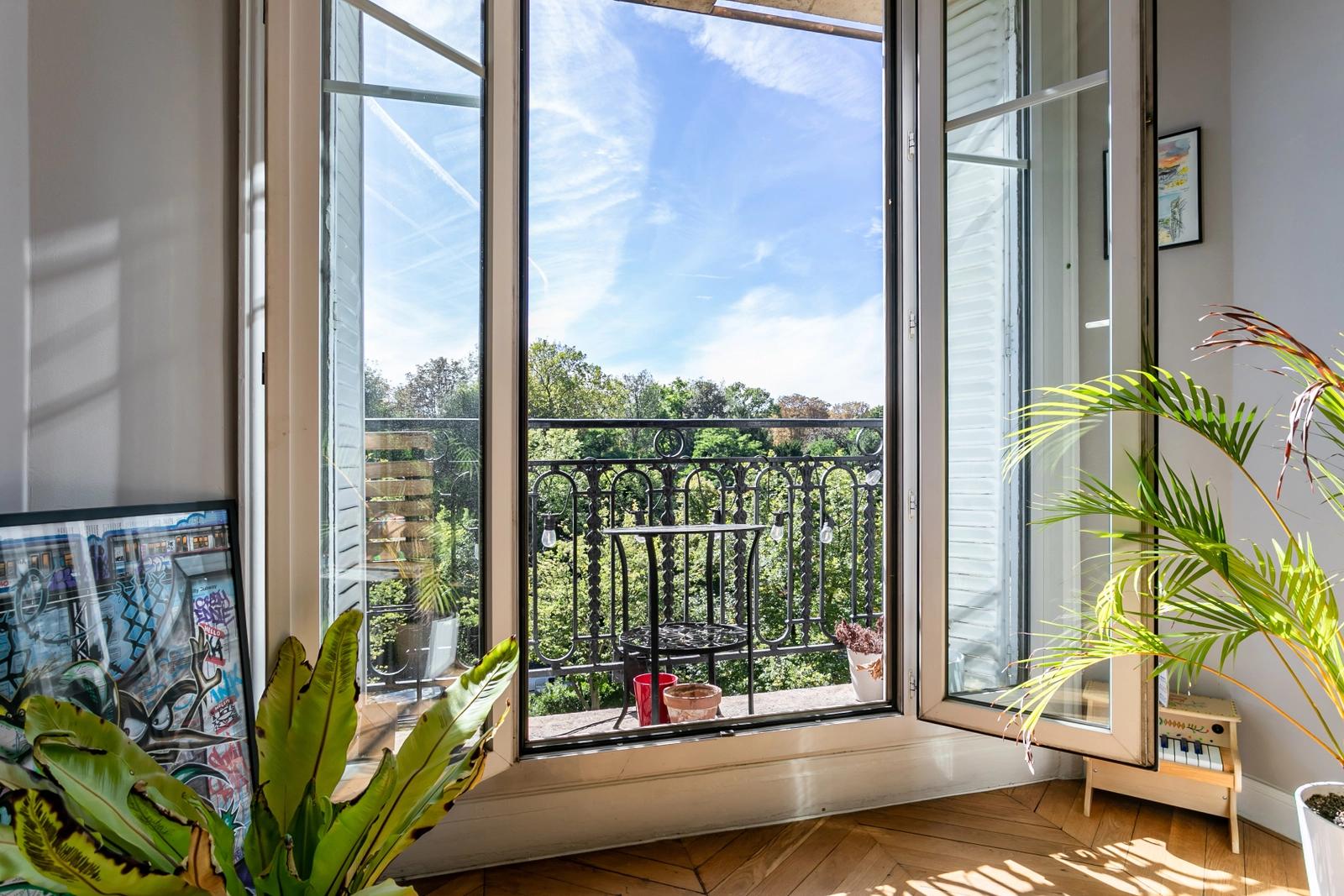 Salon dans Appartement cossu vue sur parc verdoyant & Paris - 1