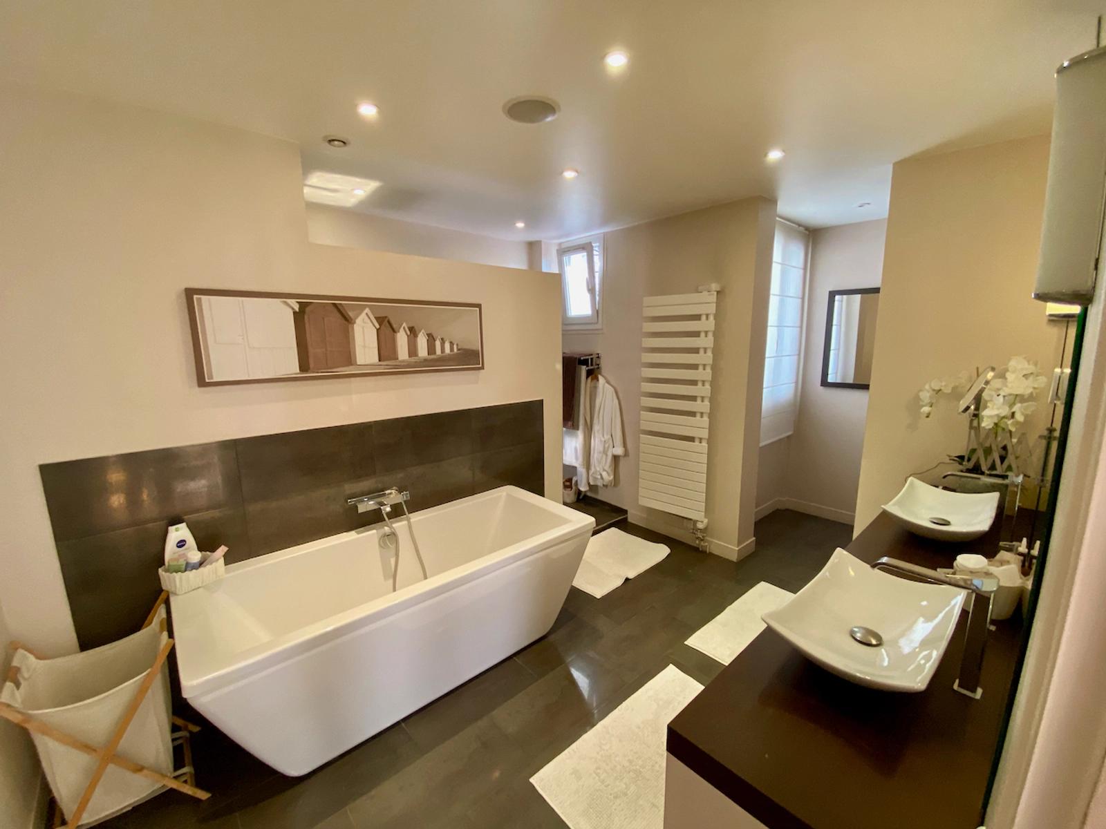 Bathroom in Large contemporary house - Swimming pool - Rooftop - 3