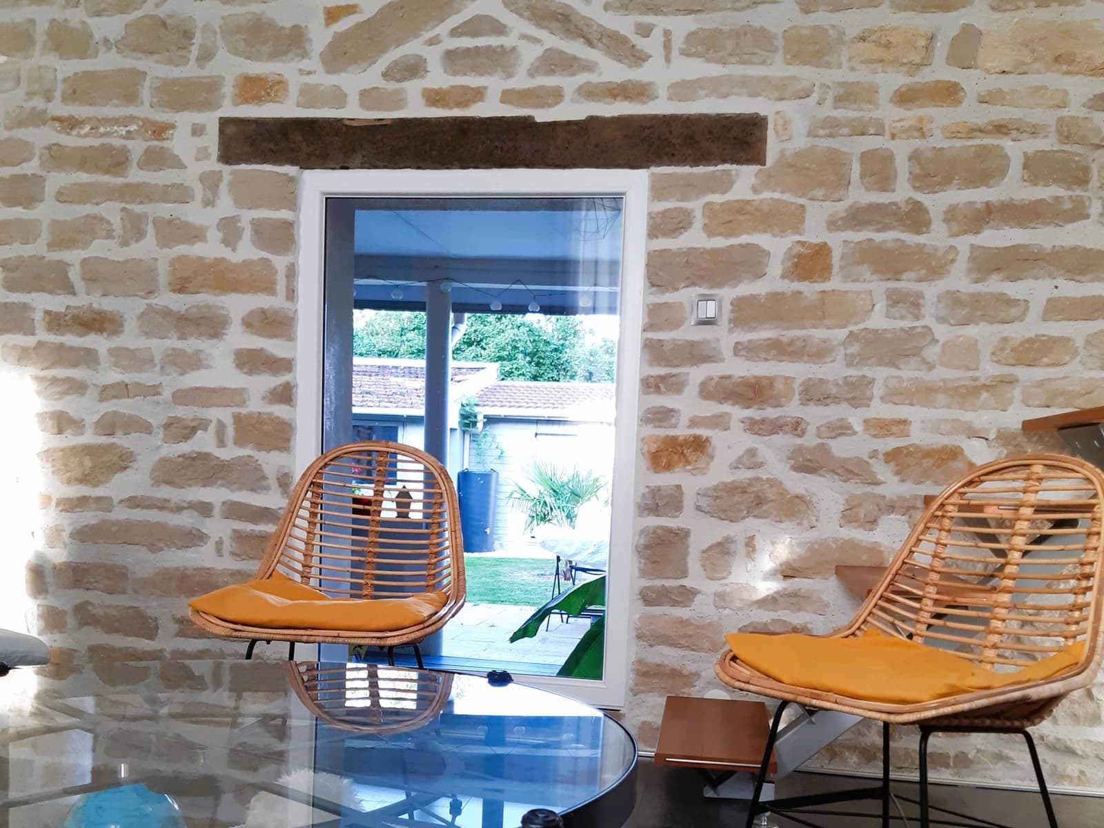 Living room in Burgundian cocoon and garden just a stone's throw from the city - 1