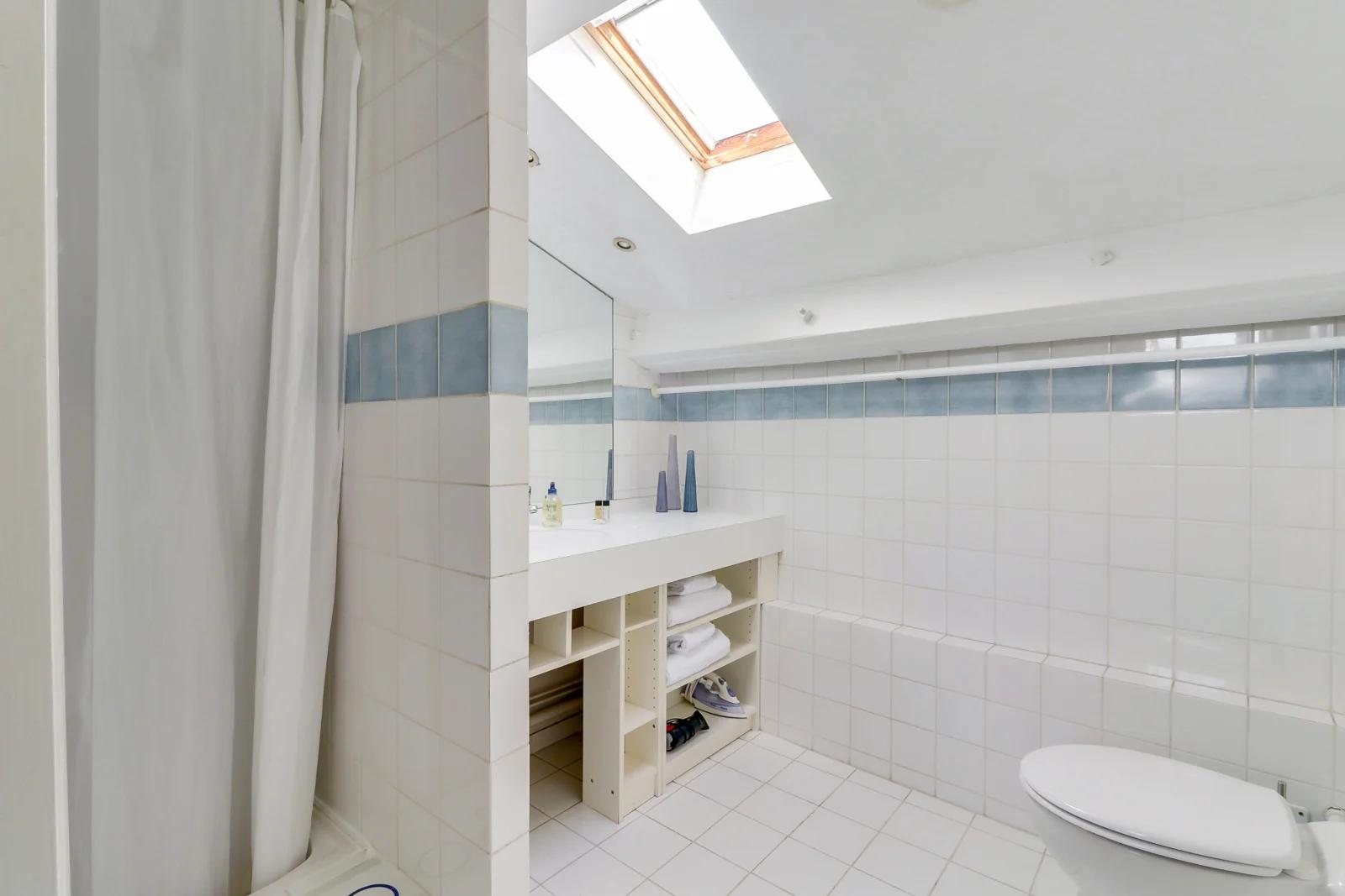 Salle de bain dans Appartement raffiné sur les toits de Toulouse - 1