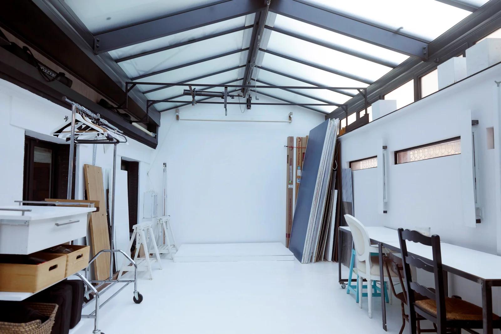 Terrasse couverte pour studio lumière du jour.