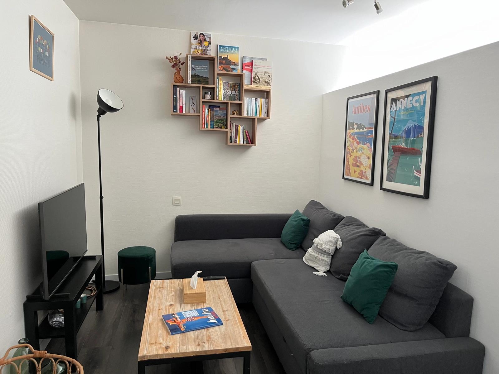 Living room in Cosy, quiet apartment 10mins from Graslin - 1