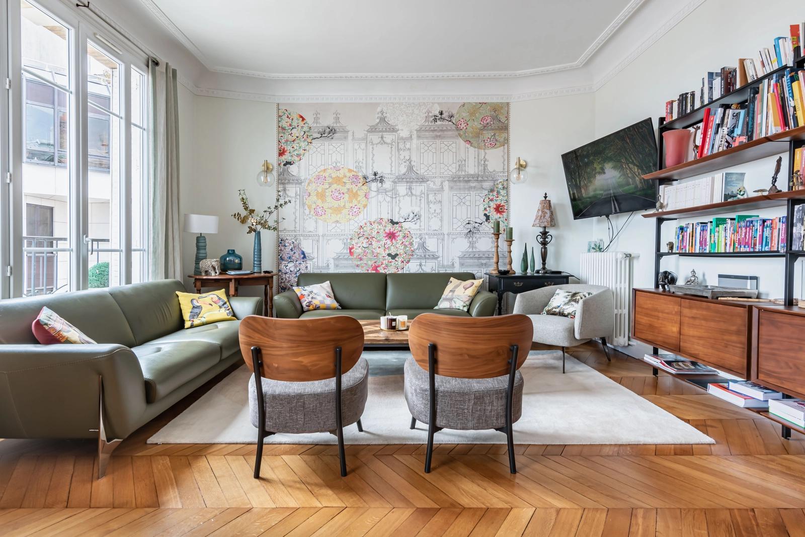 Living room in Haussmann-style apartment in Enghien les Bains - 2