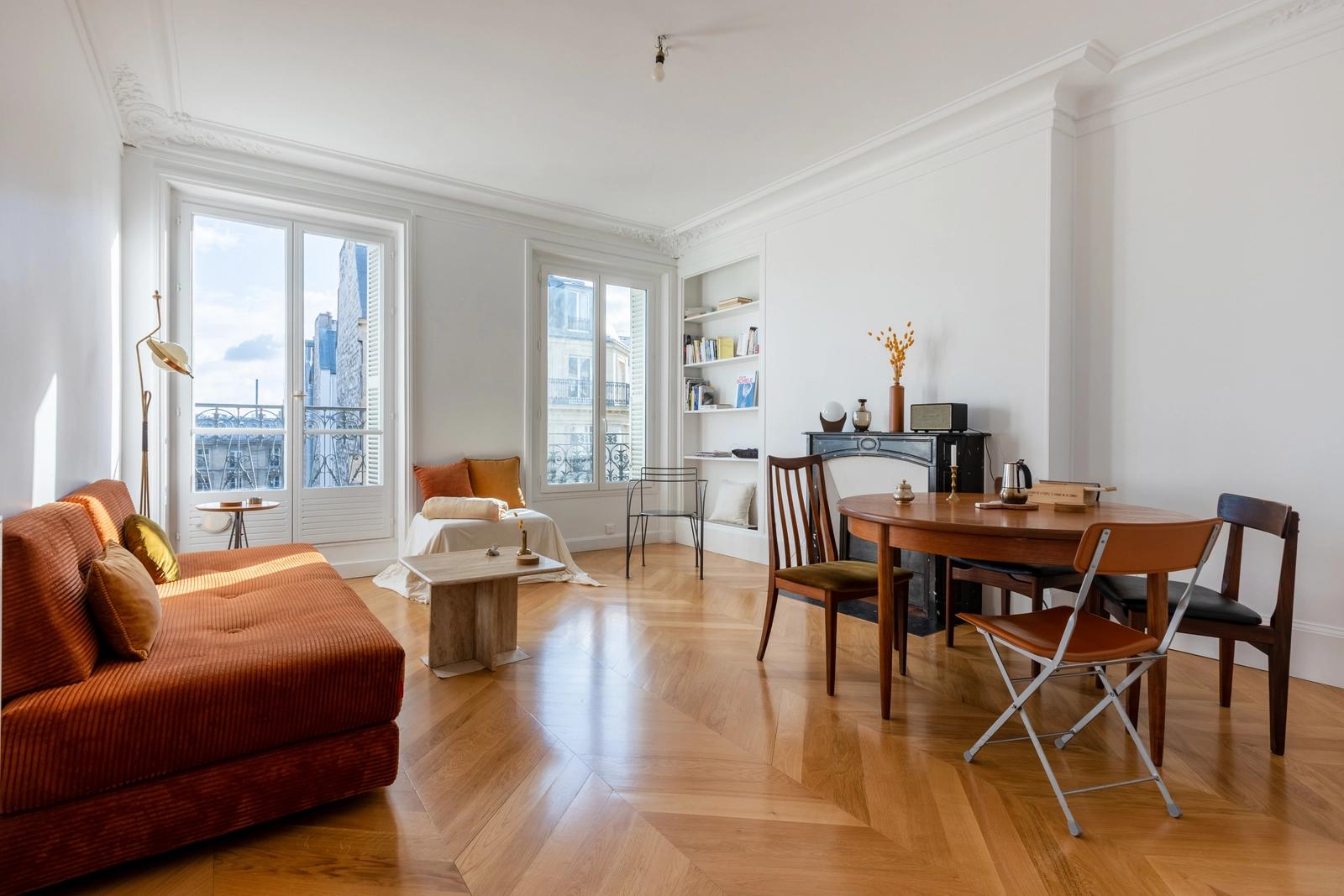 Living room in Beautiful Haussmann with view of the Sacré Coeur - 0