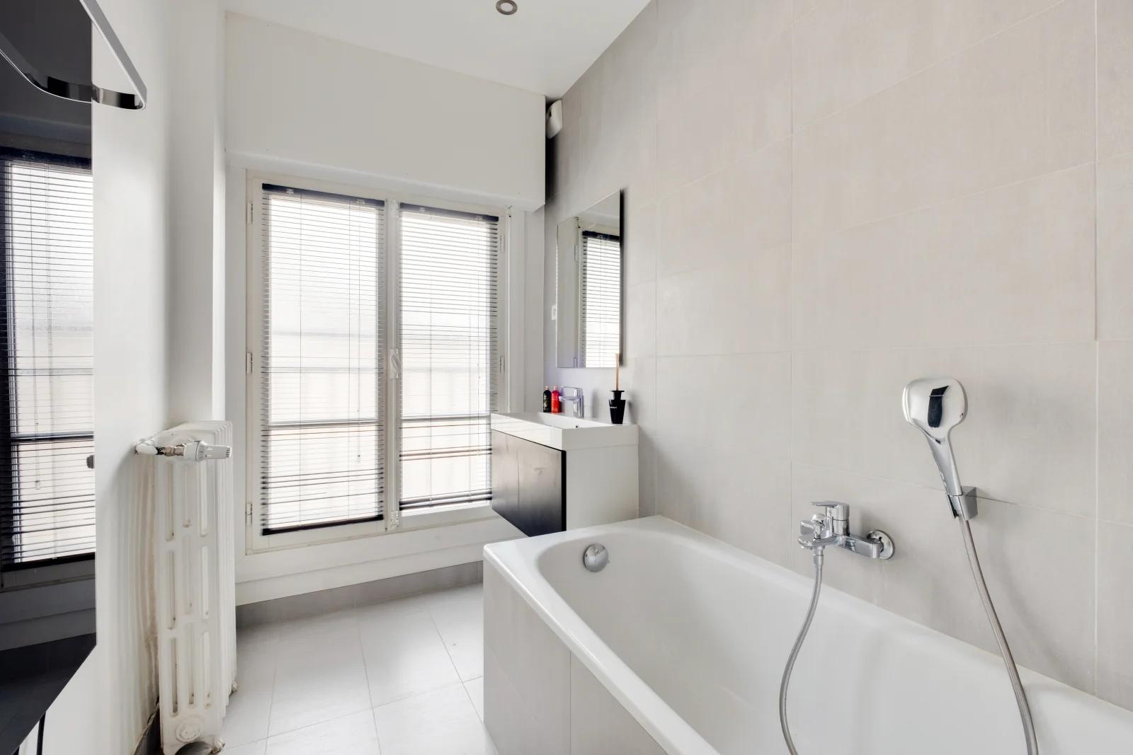 Cuarto de baño dentro Precioso piso contemporáneo a dos pasos del Marais - 1