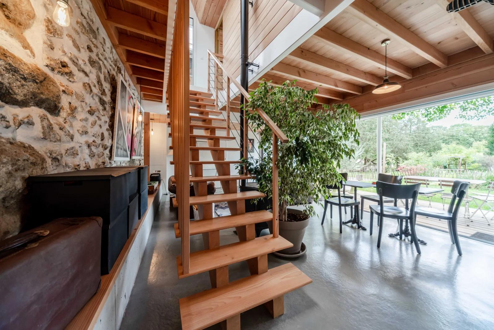 Comedor dentro Casa "loft" de madera diseñada por un arquitecto cerca de París - 5