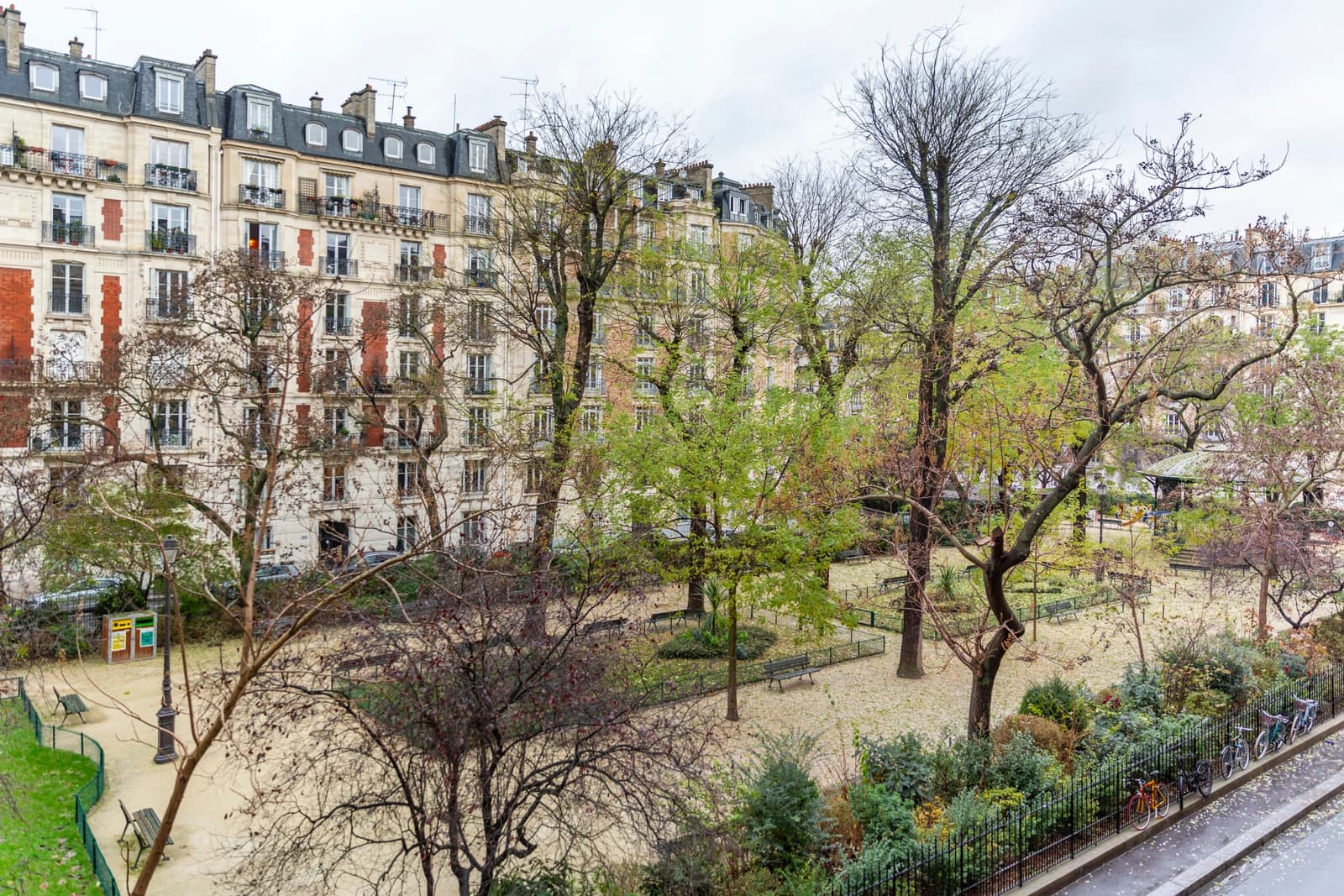 Space Haussmannian apartment overlooking tree-lined square - 4