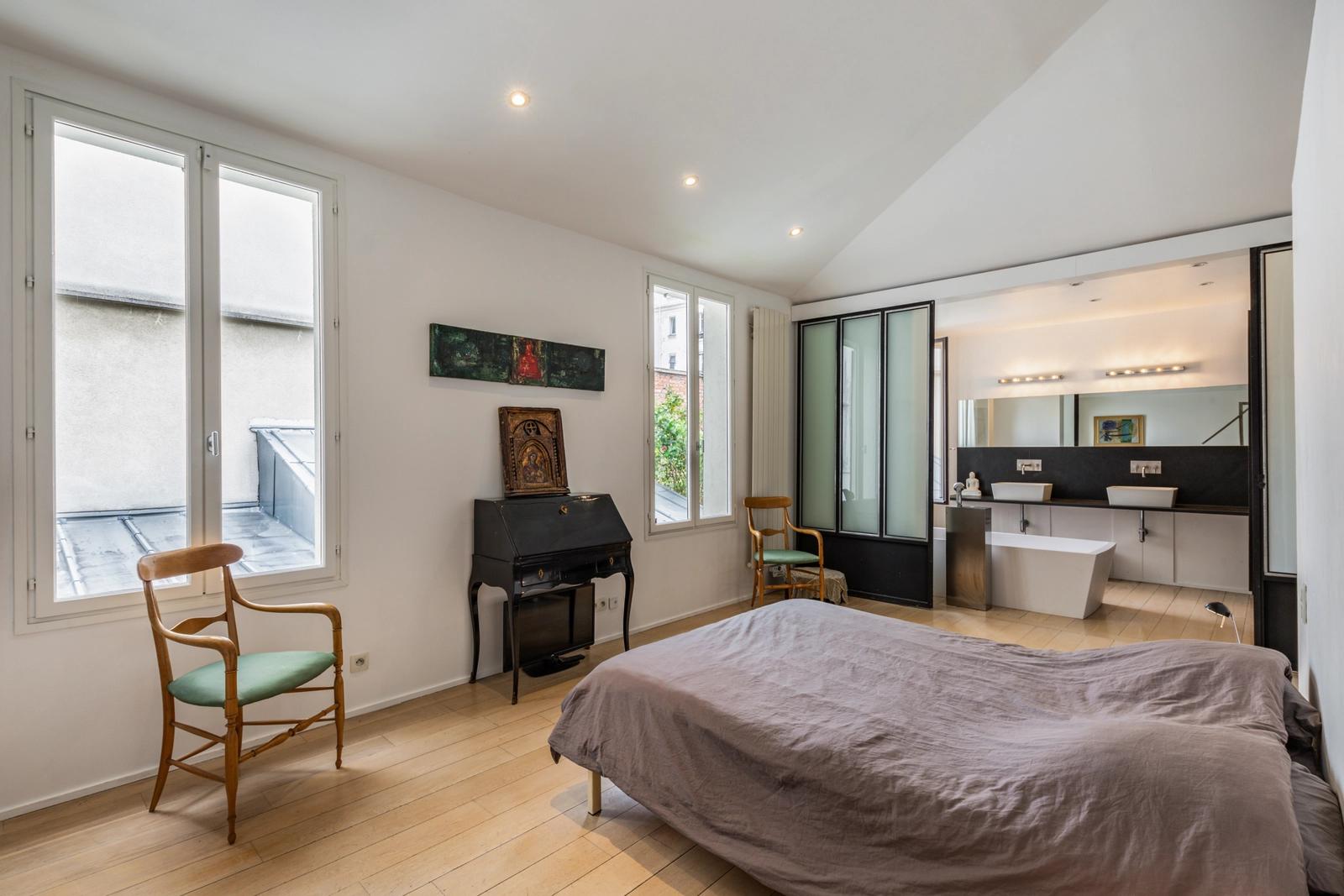 Dormitorio dentro Una casa con terraza diseñada por un arquitecto en París - 1