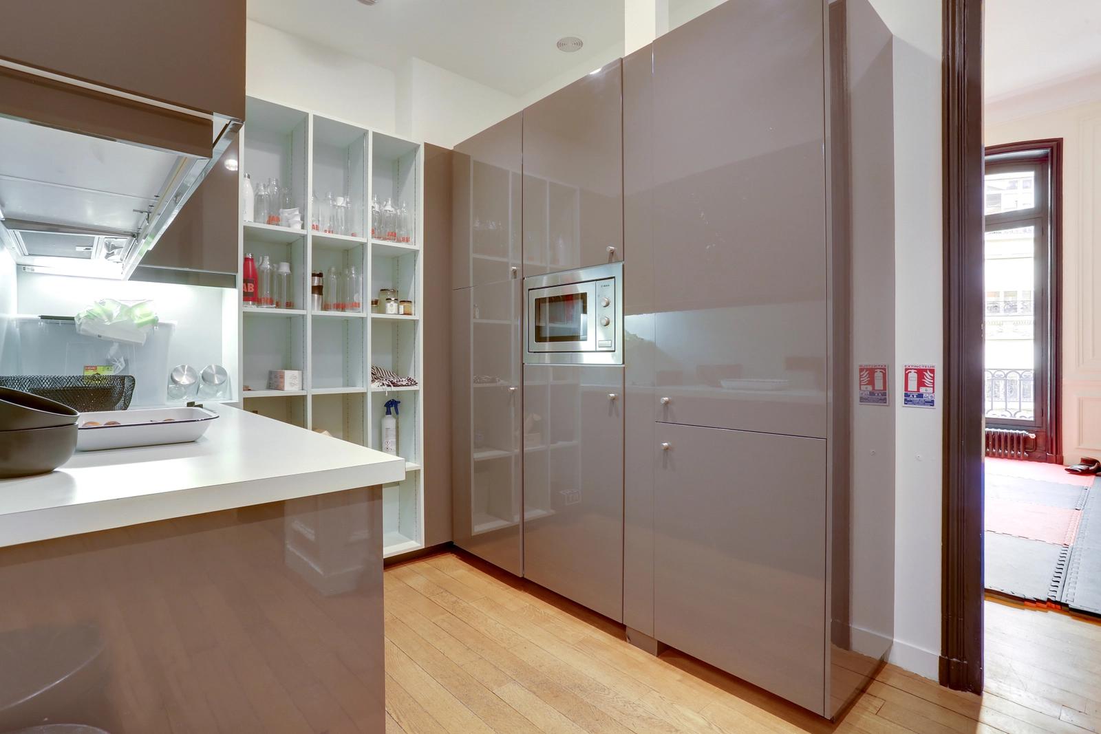 Kitchen dentro Amplias y modernas oficinas de estilo Haussmann - 4