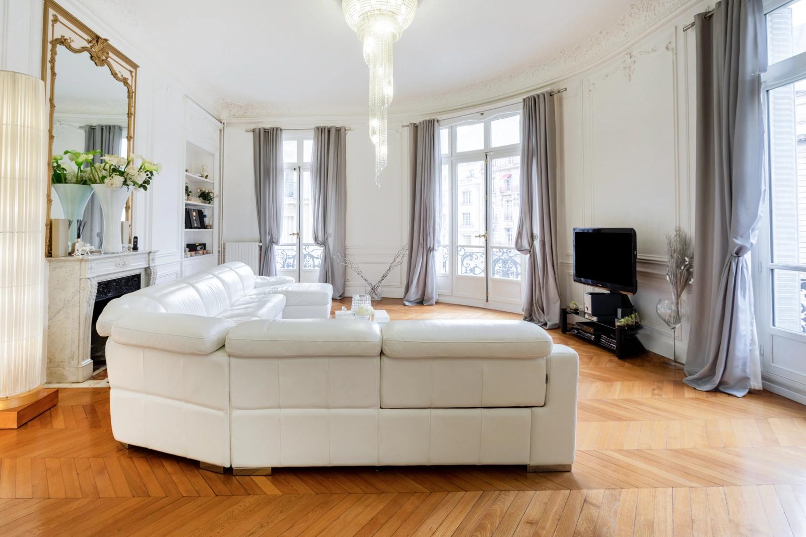 Bedroom in Haussmanian apartment in the heart of Paris - 1