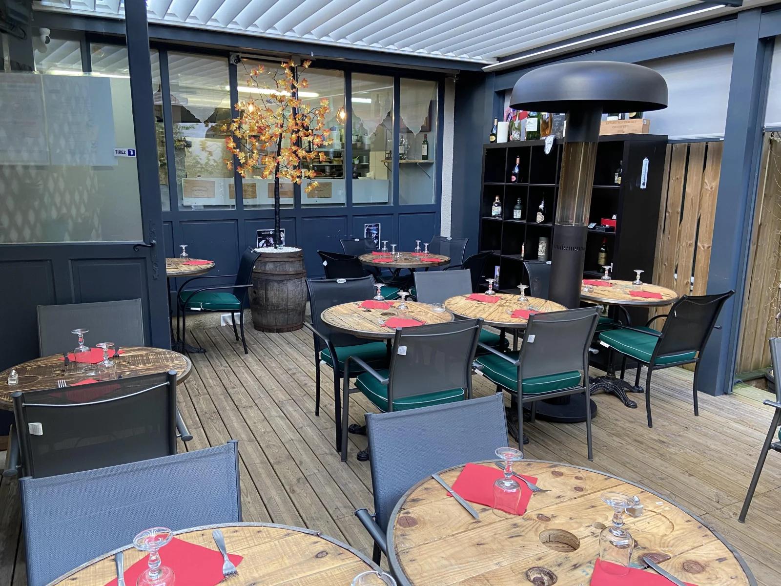 Comedor dentro Restaurante y bar de vinos con terraza - 1