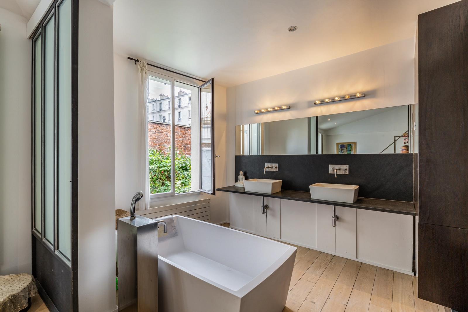 Salle de bain dans Une maison d'architecte avec terrasse à Paris - 1