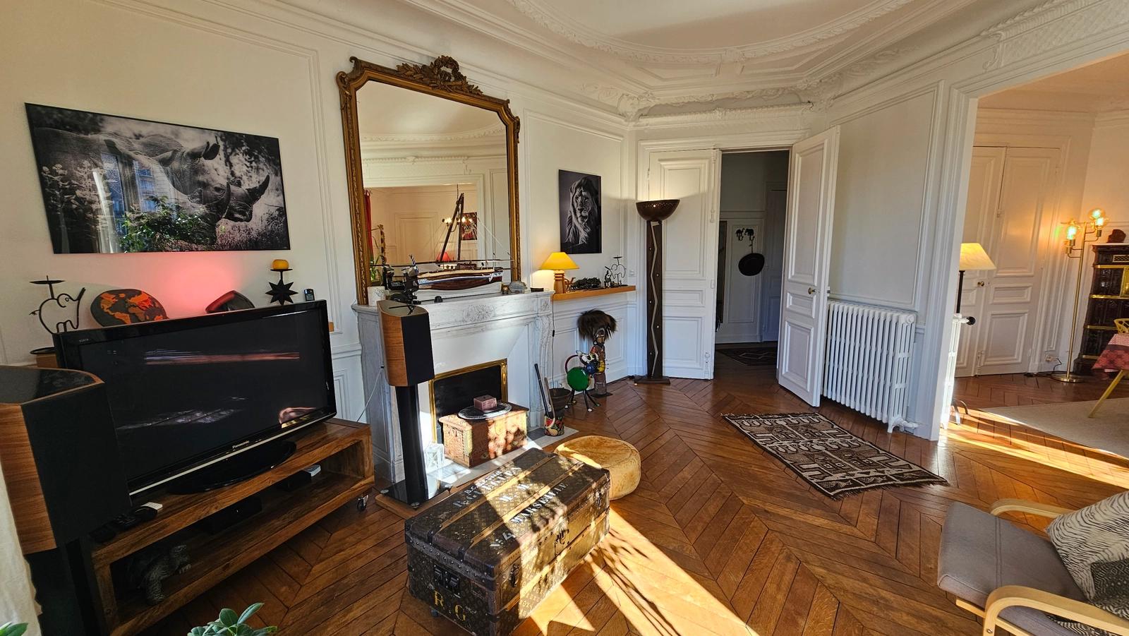 Living room in Haussmannian apartment with exotic decor - 1