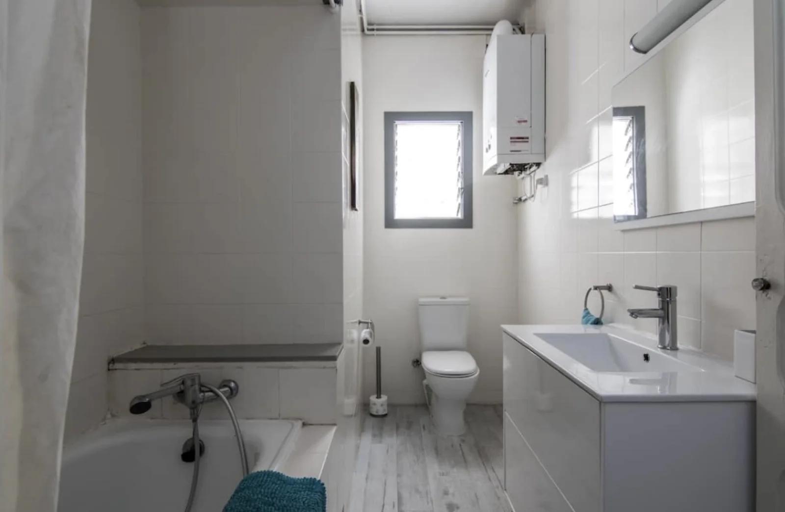 Salle de bain dans Spacieux appartement avec terrasse à Barcelone - 1