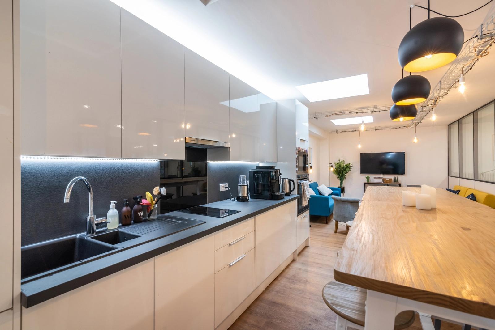 Kitchen in Warm, modern space in the heart of the 7th arrondissement - 1