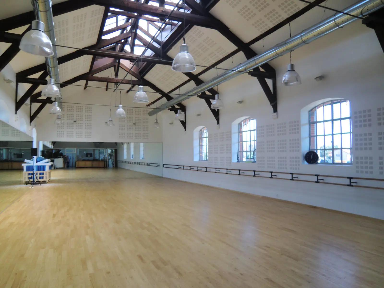 Bright & unusual dance studio ideal for filming