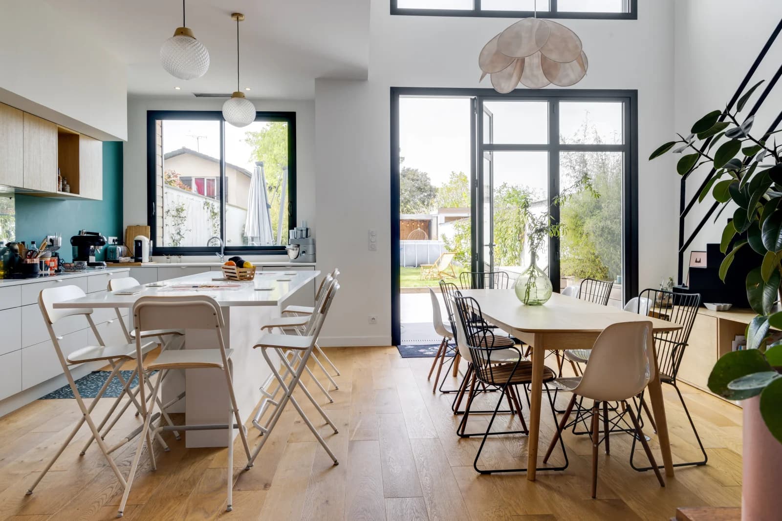 Comedor dentro Casa de cristal diseñada por un arquitecto con terraza y jardín - 3