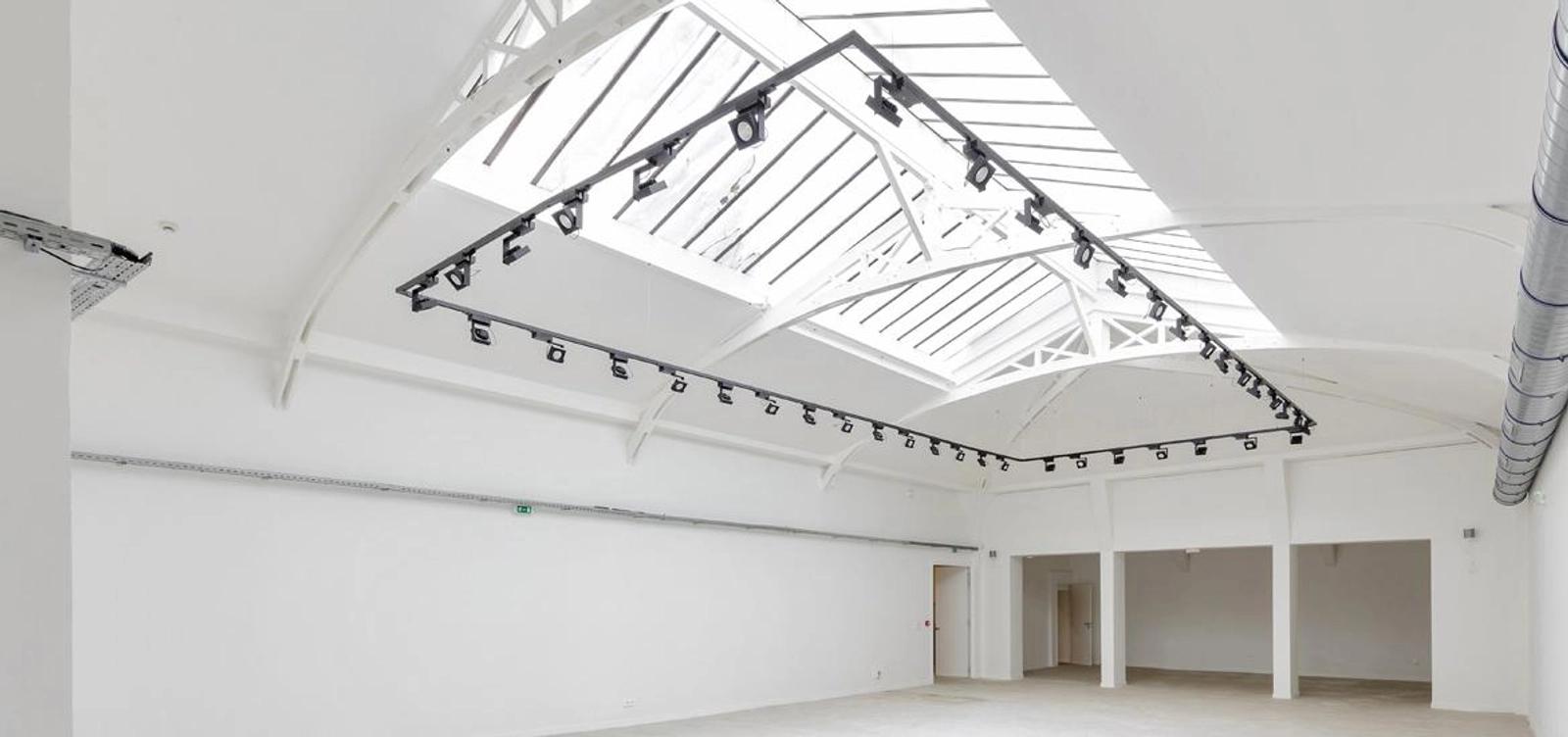 Sala dentro Espectacular galería bajo un techo de cristal - 2
