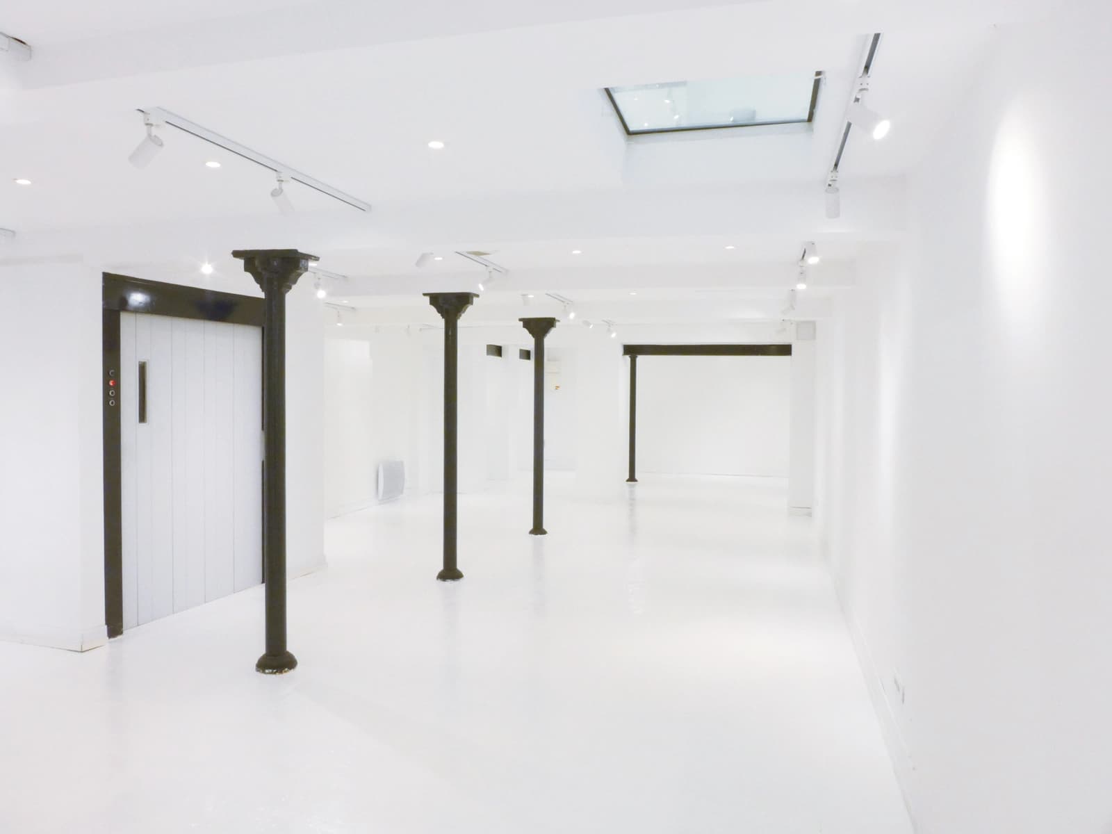 Sala dentro Grand showroom de 3 niveaux dans le Marais - 4
