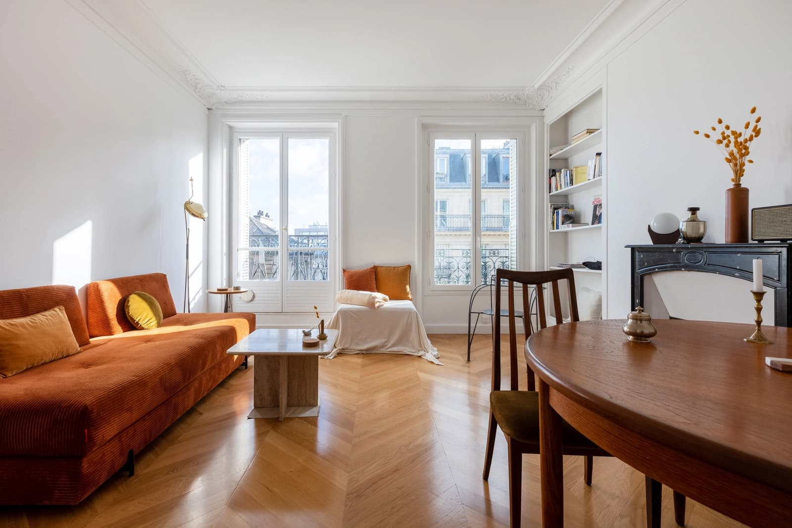 Living room in Beautiful Haussmann with view of the Sacré Coeur - 1