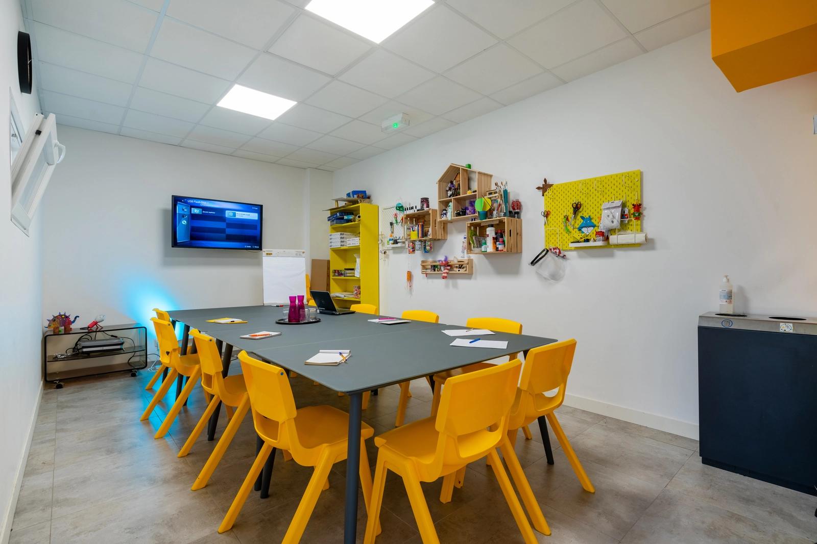 Meeting room in A colorful room for your meetings - 1