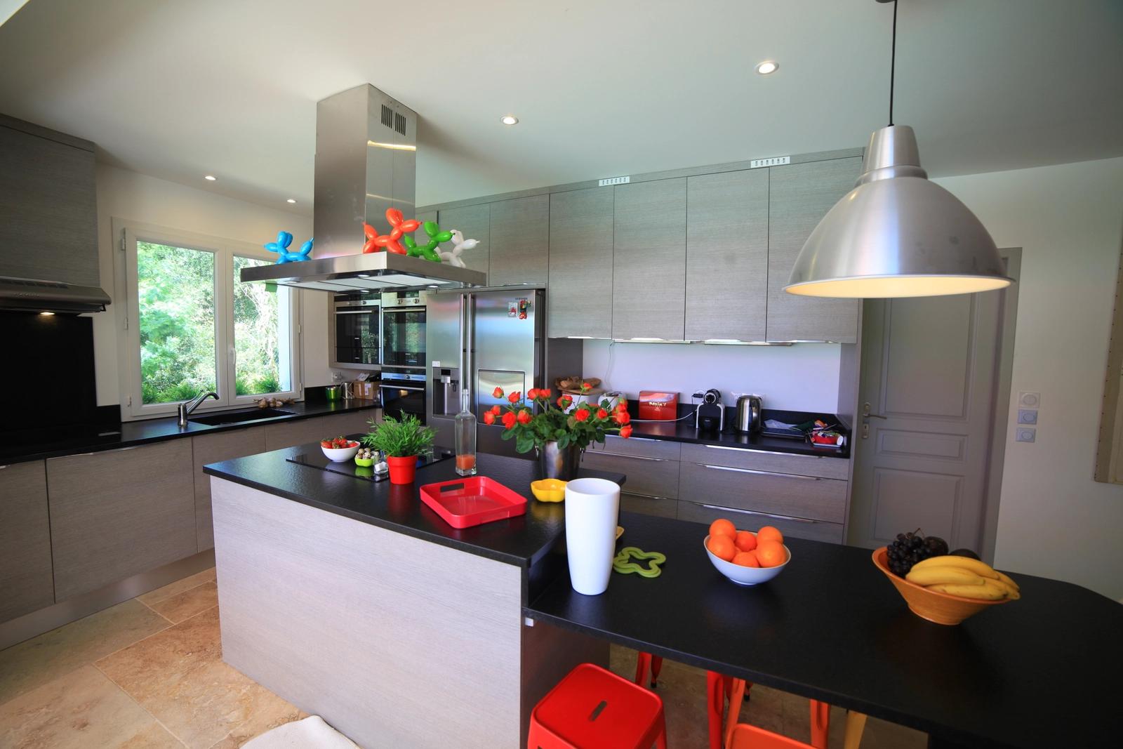 Kitchen in spacious designer villa in provence - 3