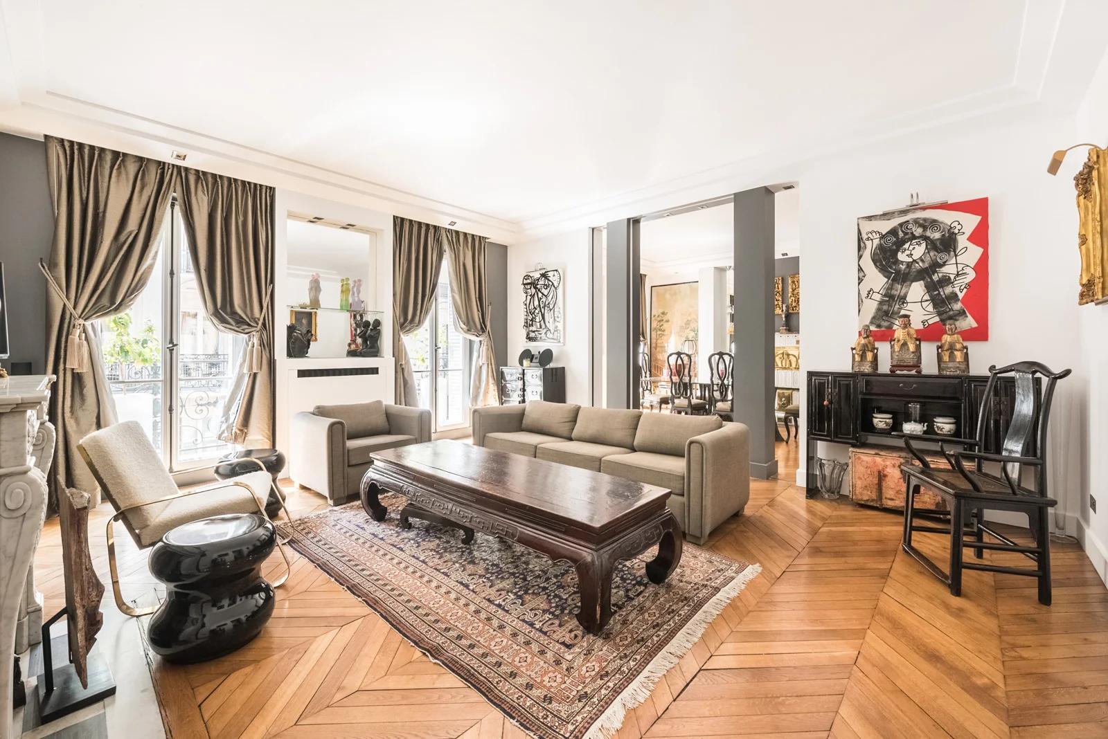 Living room in Parisian elegance - 1