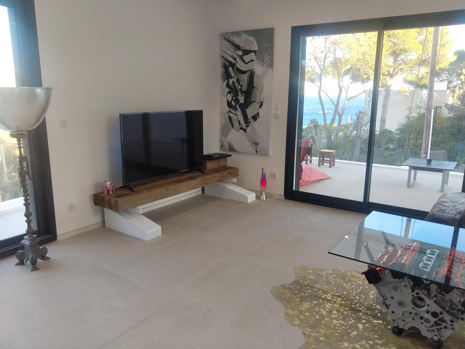 Living room in California-style modern house - 5