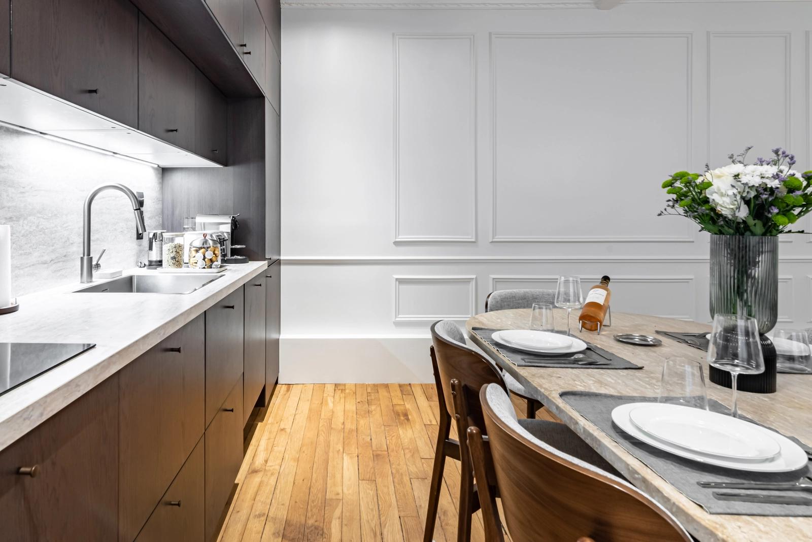 Kitchen in Architect-designed apartment - Trocadéro - 5