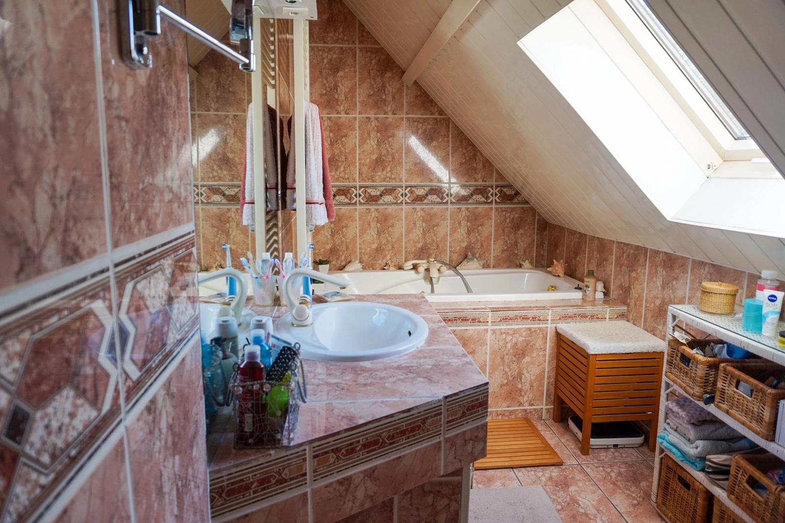 Salle de bain dans Maison plafond cathédrale style provencale - 4